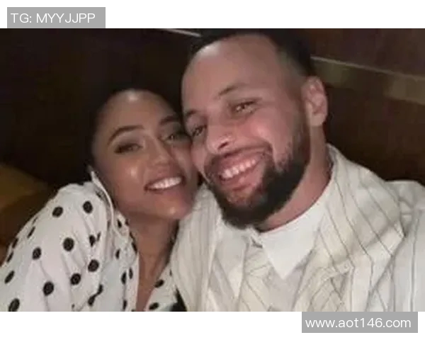 库里与妻子Ayesha合影曝光，恩爱露齿笑容温暖人心